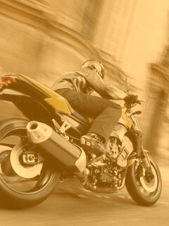 Ямаха и наездник на улицах города обои