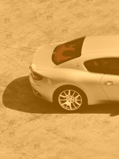 Белая мазерати на солнцепеке обои