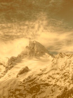 Снежные горные вершины на ветру обои