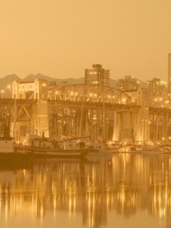 Мост и катера на закате обои