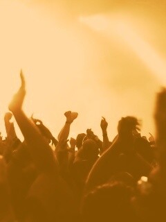 Руки людей на концерте обои