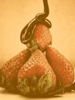 Аппетитная клубничка с шоколадом обои