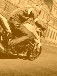 Мотоциклист мчится по городу обои