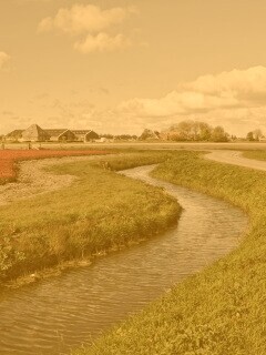 Канал вдоль дороги обои