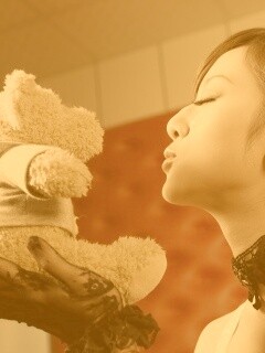 Азиатка любит медвежонка обои