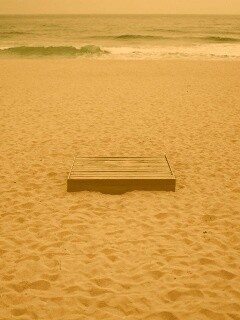 Ящик на пляже обои