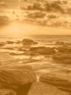 Каменистый берег на закате обои