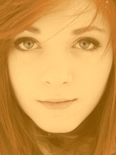 Рыжая в капюшоне обои