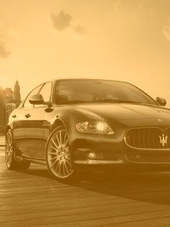 Черная мазерати на пирсе обои