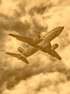 Самолет гражданской авиации в небе обои