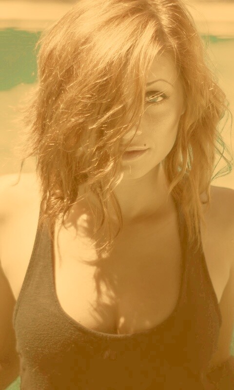 Девушка рядом с бассейном обои