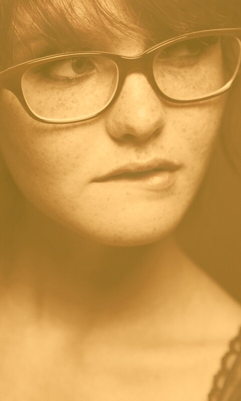 Рыженькая кусает губу обои