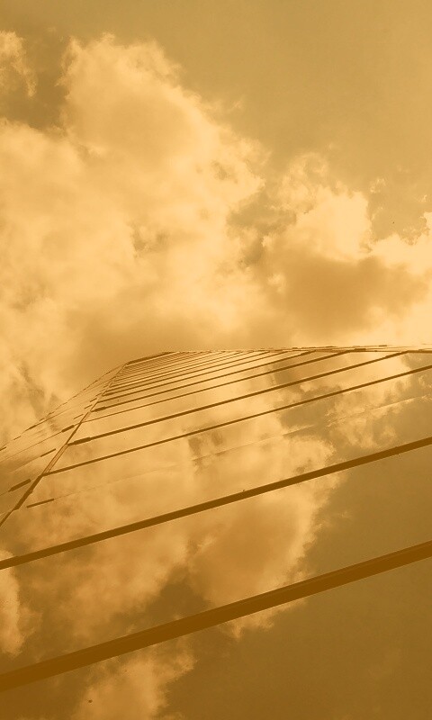 Стеклянный небоскреб уходящий в небо обои