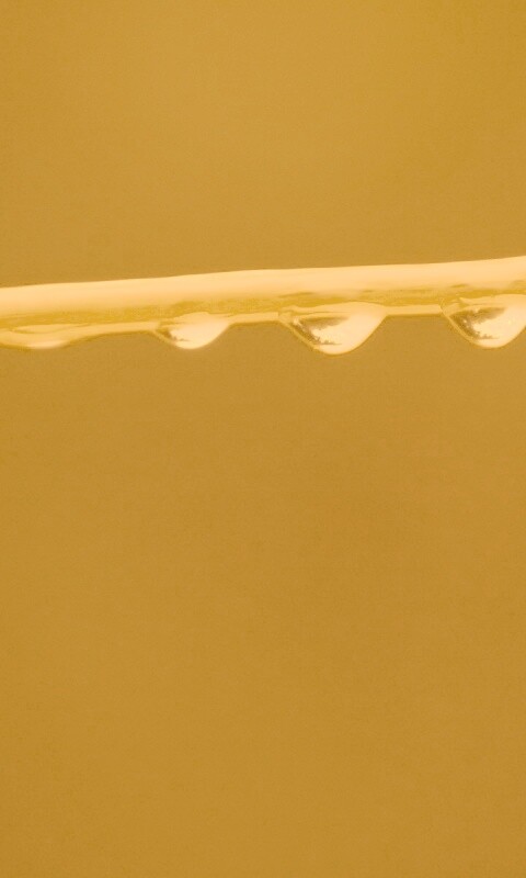 Капли на соломинке обои