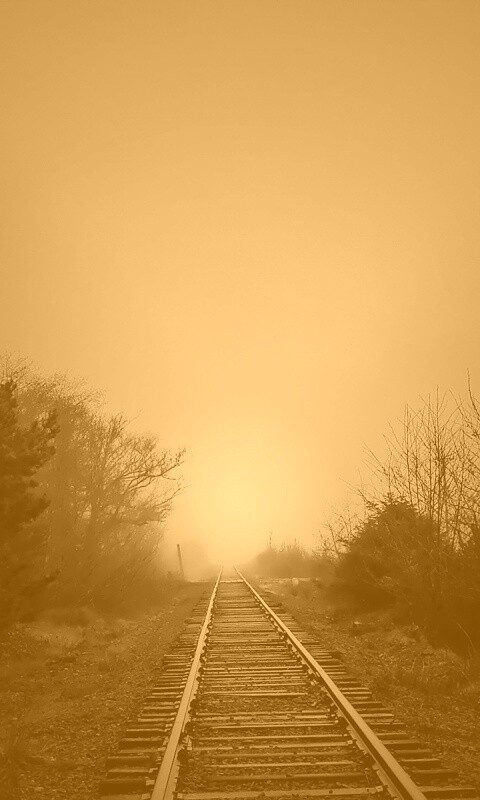 Железная дорога уходит в туман обои