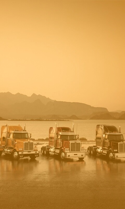 Тягачи на фоне озера обои