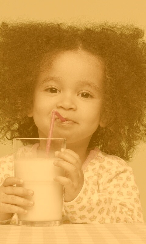 Девочка пьет молоко обои