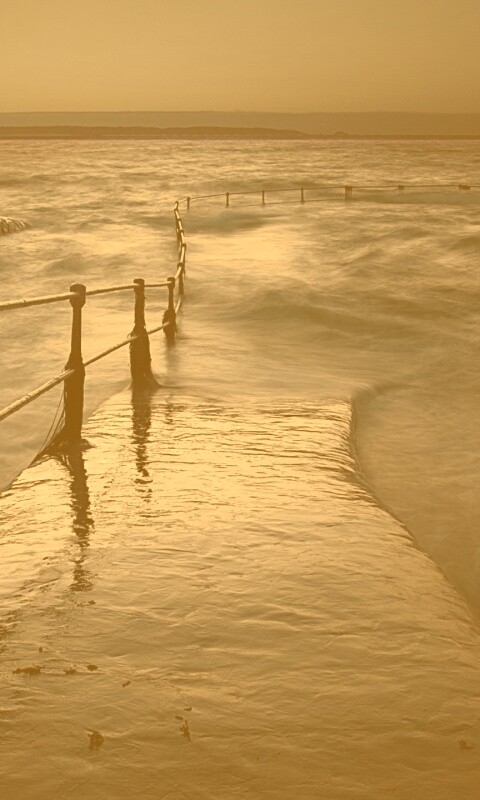 Пирс уходящий в море обои