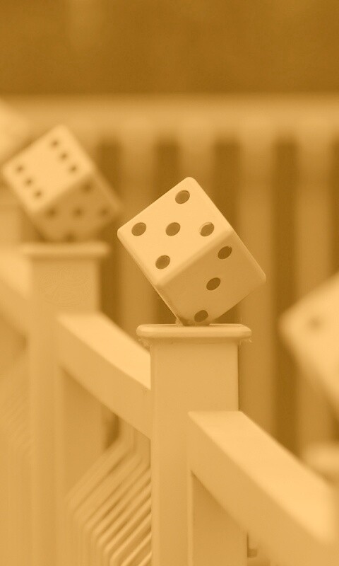 Игральные кости украшающие перила обои