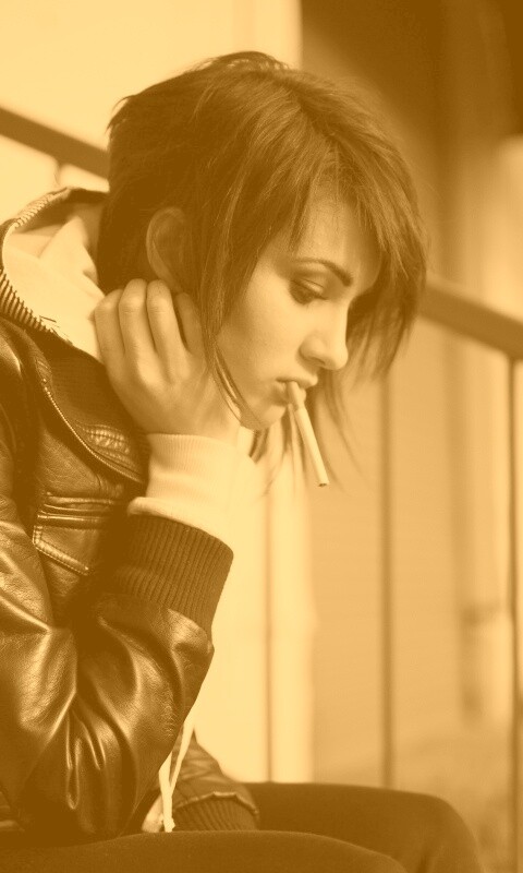 Девушка с сигаретой обои