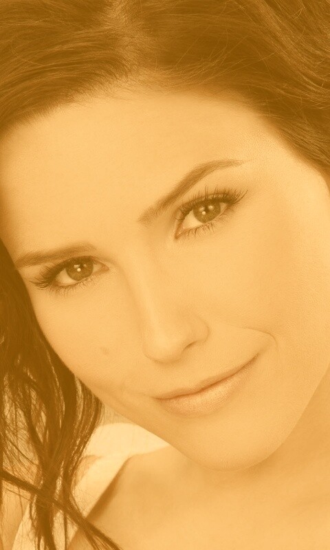 Симпотичная шатенка обои