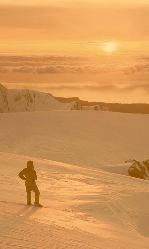 Путешественник в горах обои