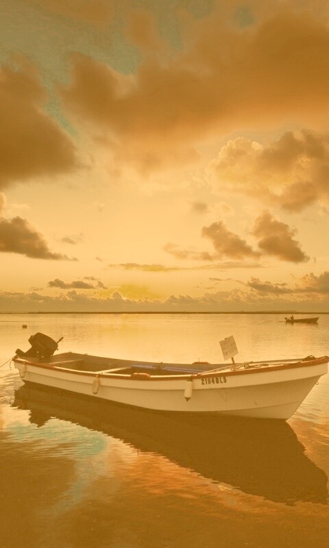 Тучи над озером обои