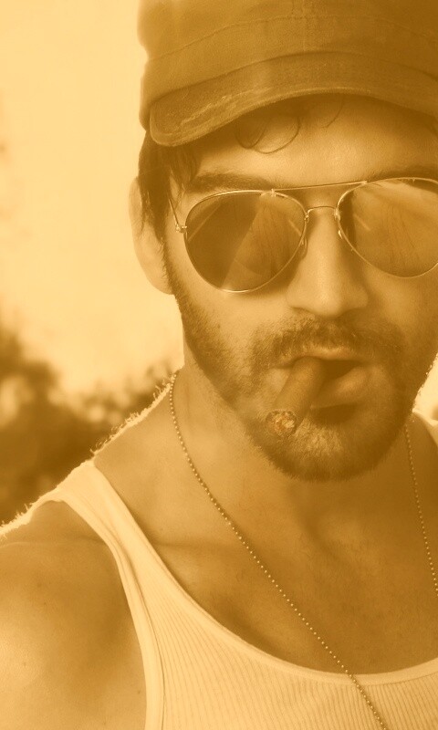 Суровый парень с сигарой обои