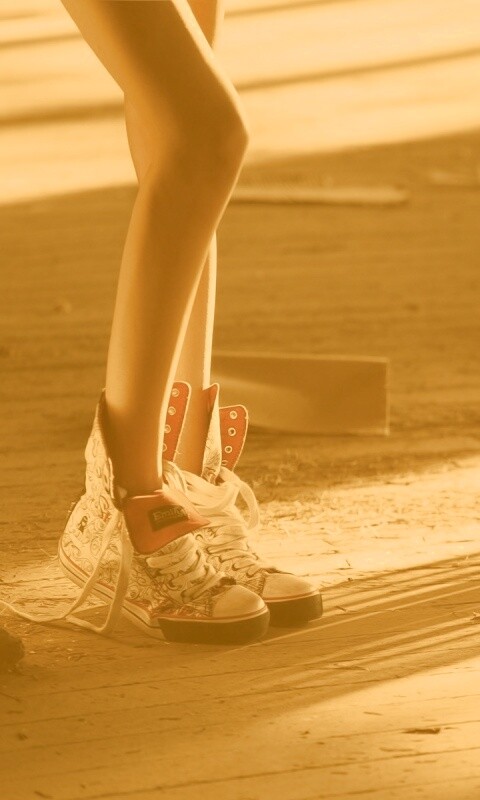 Ножки в кедах обои