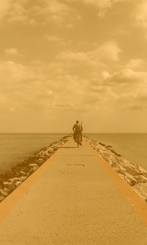 Велосепидист на волнорезе обои