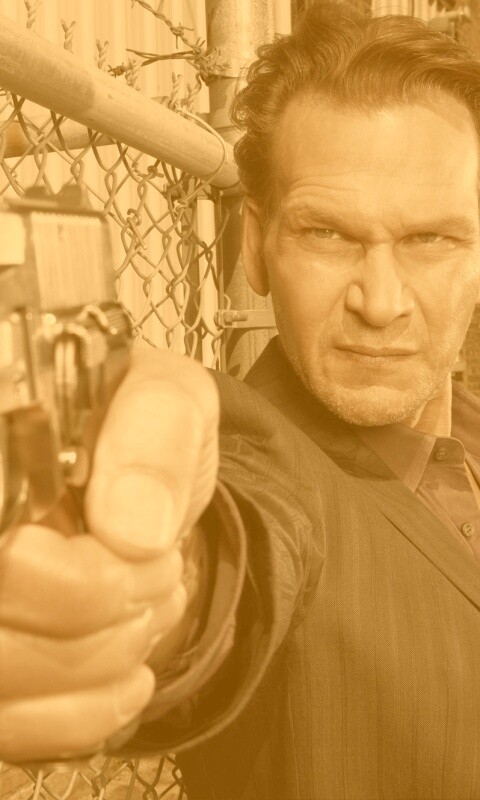 Патрик Суэйзи с пушкой обои