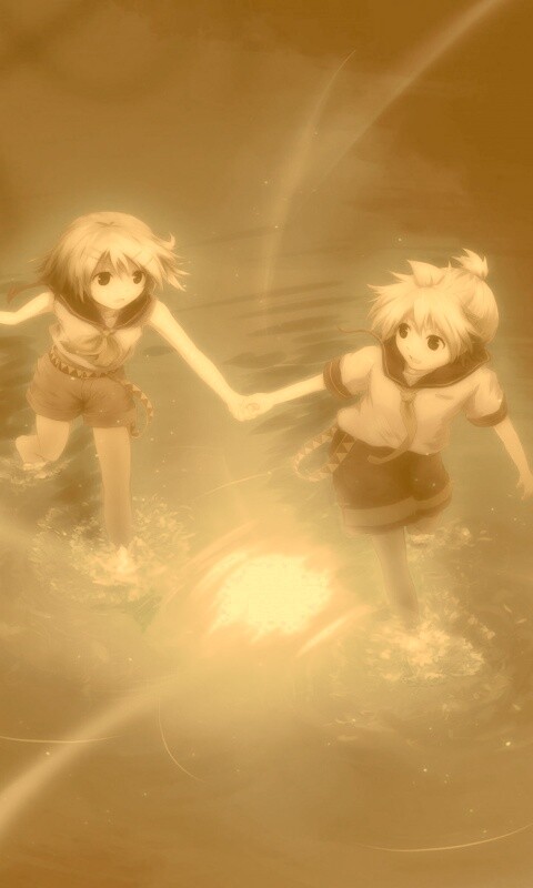 Девочки бегут по воде обои