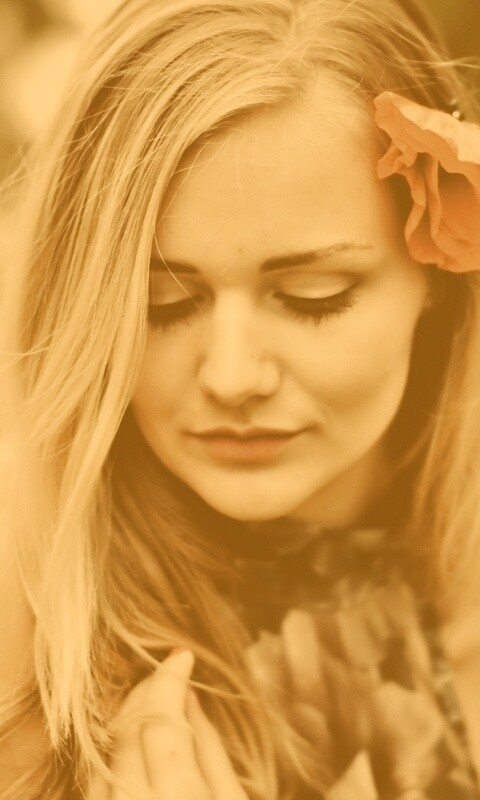 Блондинка в маках обои