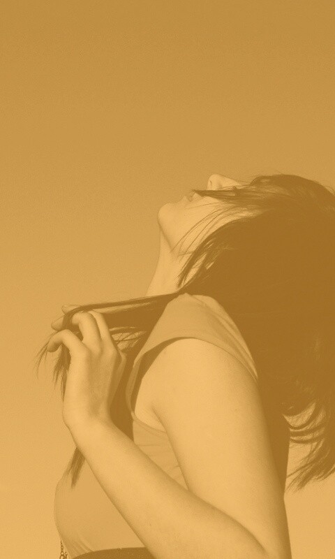 Взгляд брюнетки в небо обои