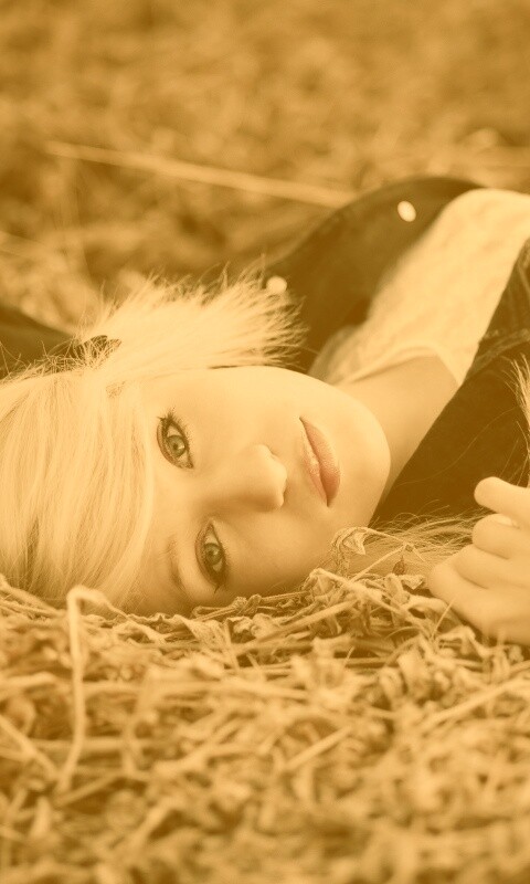 Блондинка лежащая на траве обои
