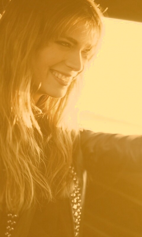 Девушка за рулем автомобиля обои