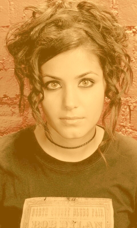 Подросток на фоне розовой кирпичной стены обои