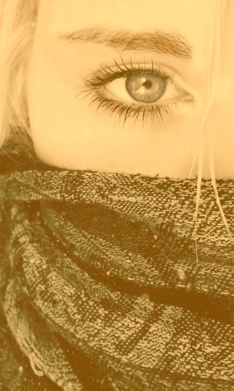 Блондинка с шарфом на лице обои