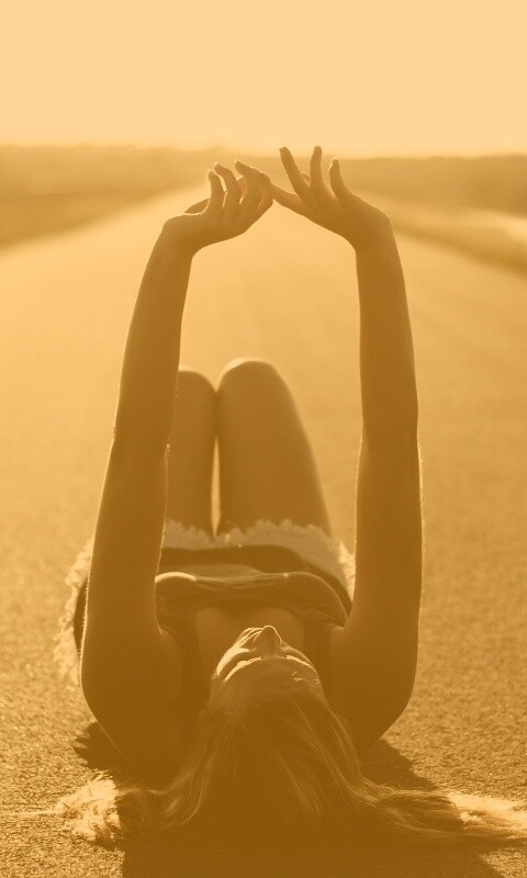 Девушка на асфальте обои