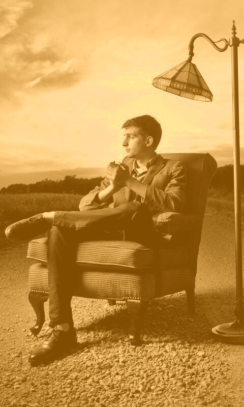 Мужчина в кресле обои