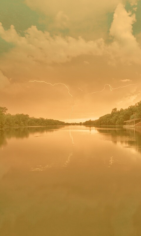 Молнии на фоне заката, стандартные обои mac обои