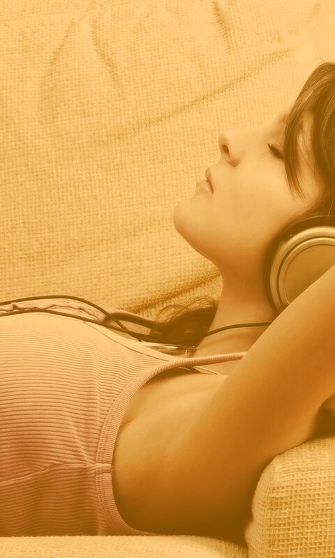 Слушающая музыку обои