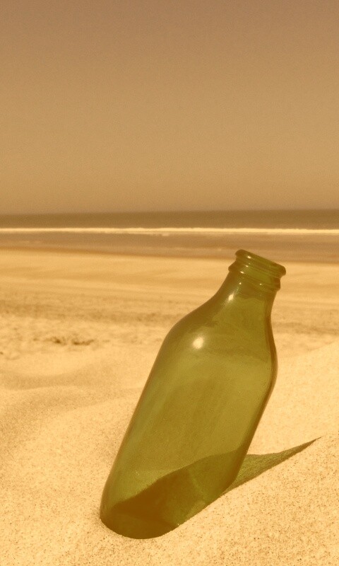 Бутылка на пляже обои