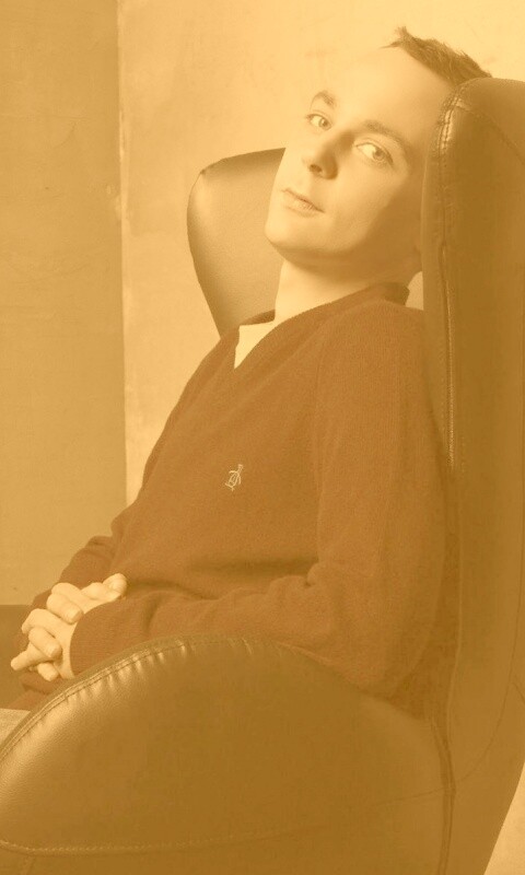 Джим Парсонс в крселе обои