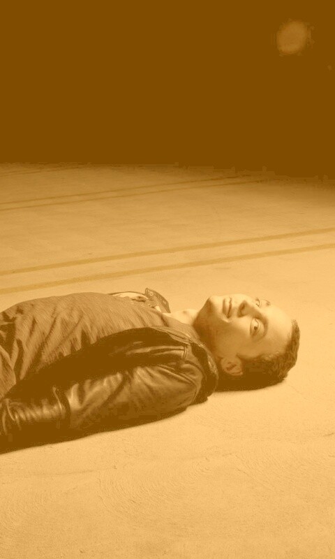 Джим Парсонс на полу обои