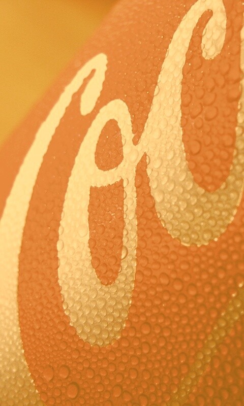 Запотевшая банка Кока-Колы обои