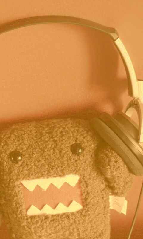 Демокун в наушниках обои