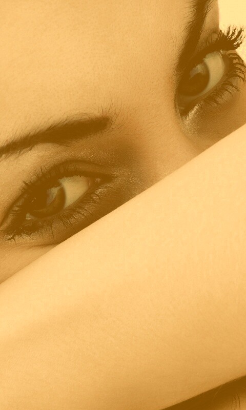 Девушка прикрыла лицо рукой обои