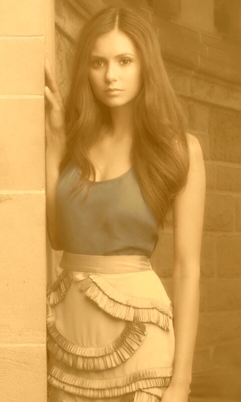 Девушка на лестнице обои