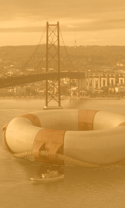 Огромный спасательный круг обои